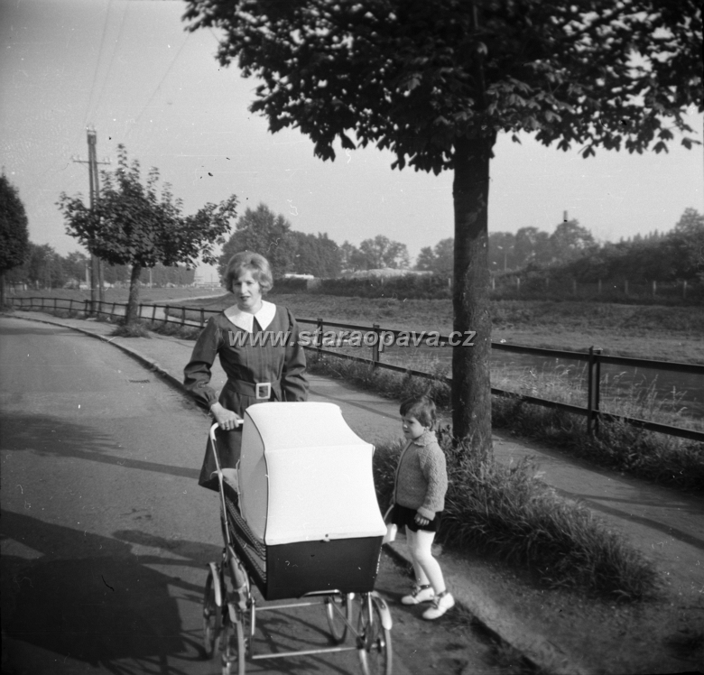 kolofikogvo (9).jpg - Procházka po Kolofíkově nábřeží. Foto kolem roku 1970.